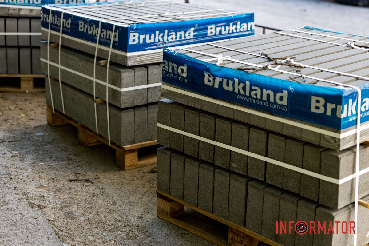 Также работает техника, в частности для вывоза мусора