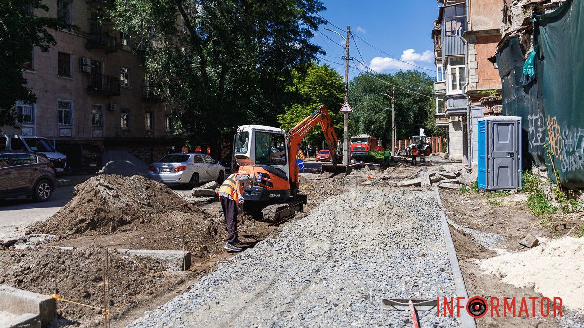 В Днепре во время войны на Магомаева сорвали асфальт и кладут брусчатку