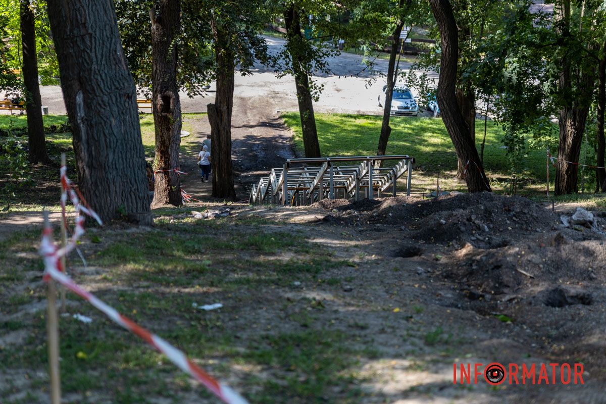 В парке Зеленый Гай решили заменить деревянную лестницу на металлическую.