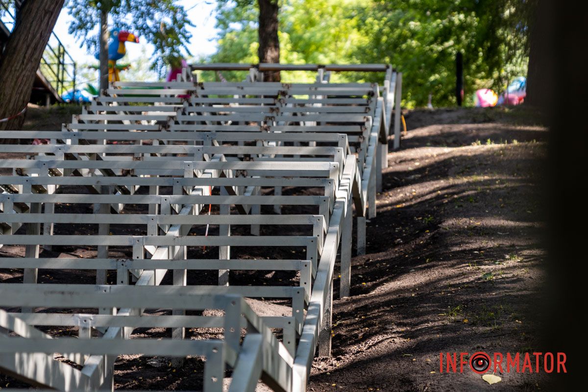 В то же время подрядчик должен выкопать 91 ямку для установки металлических столбиков, на которой будет держаться сама конструкция.