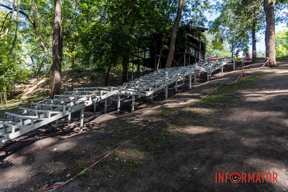 На части участка можно заметить установленную металлическую конструкцию