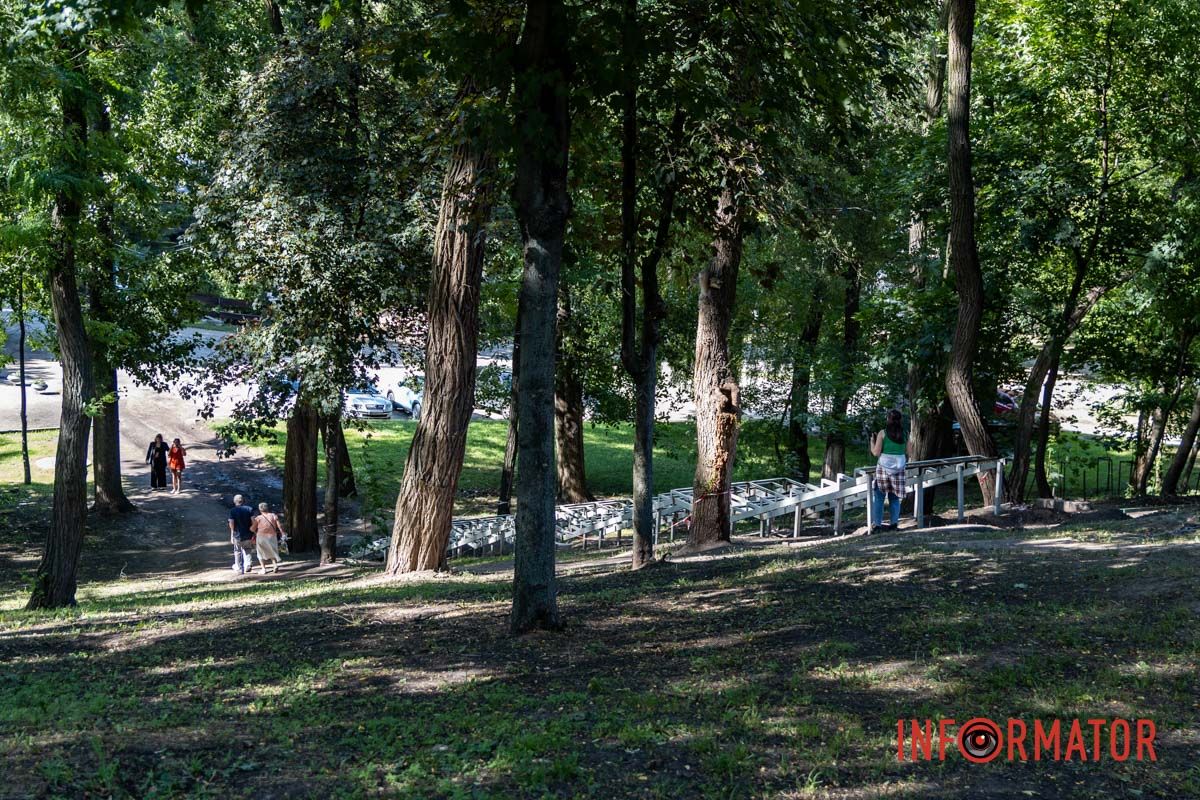 А другая половина осталась только с вырытыми ямами