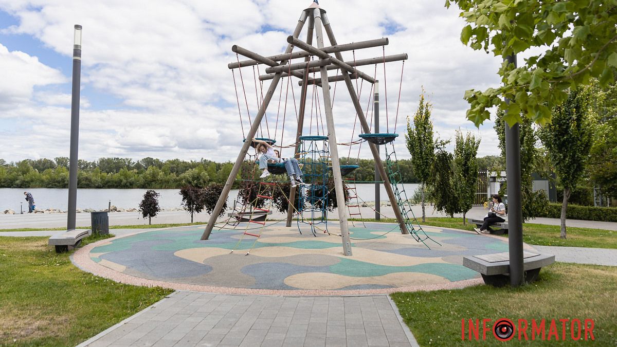 У Дніпрі в сквері Прибережний відновили дитячий майданчик
