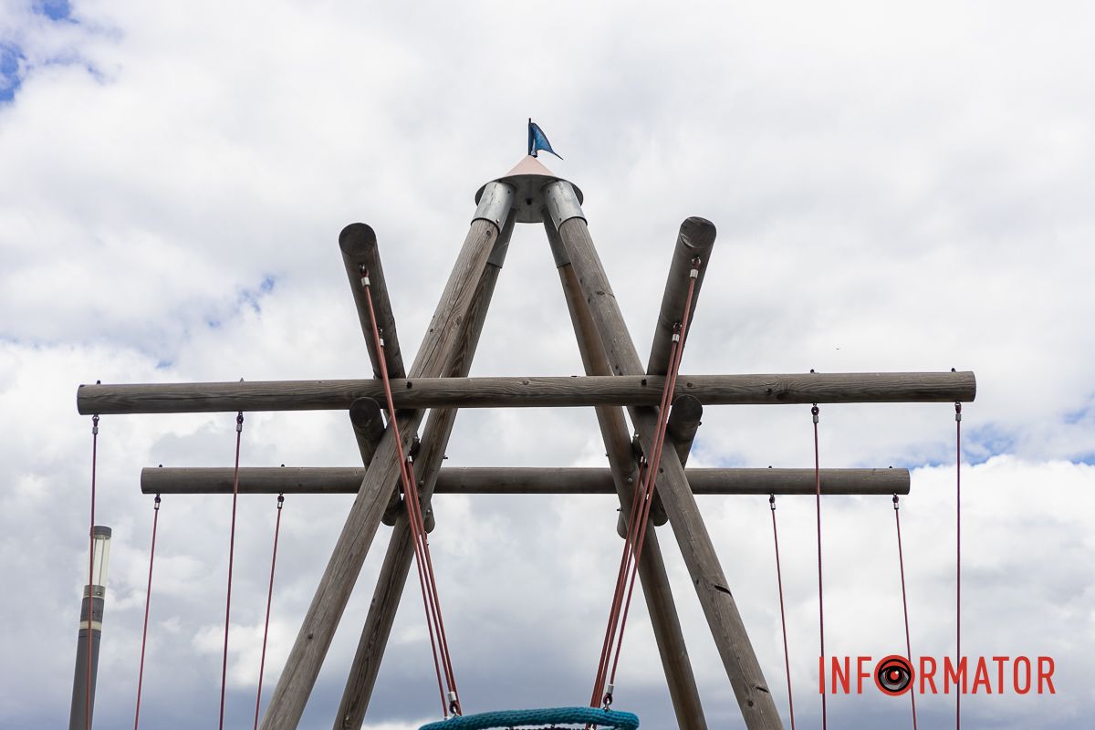 В Днепре в сквере Прибрежный восстановили детскую площадку 5