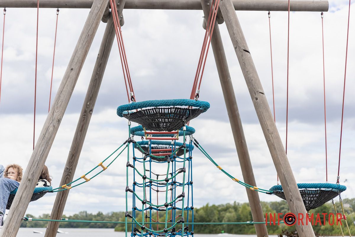 В Днепре в сквере Прибрежный восстановили детскую площадку 4