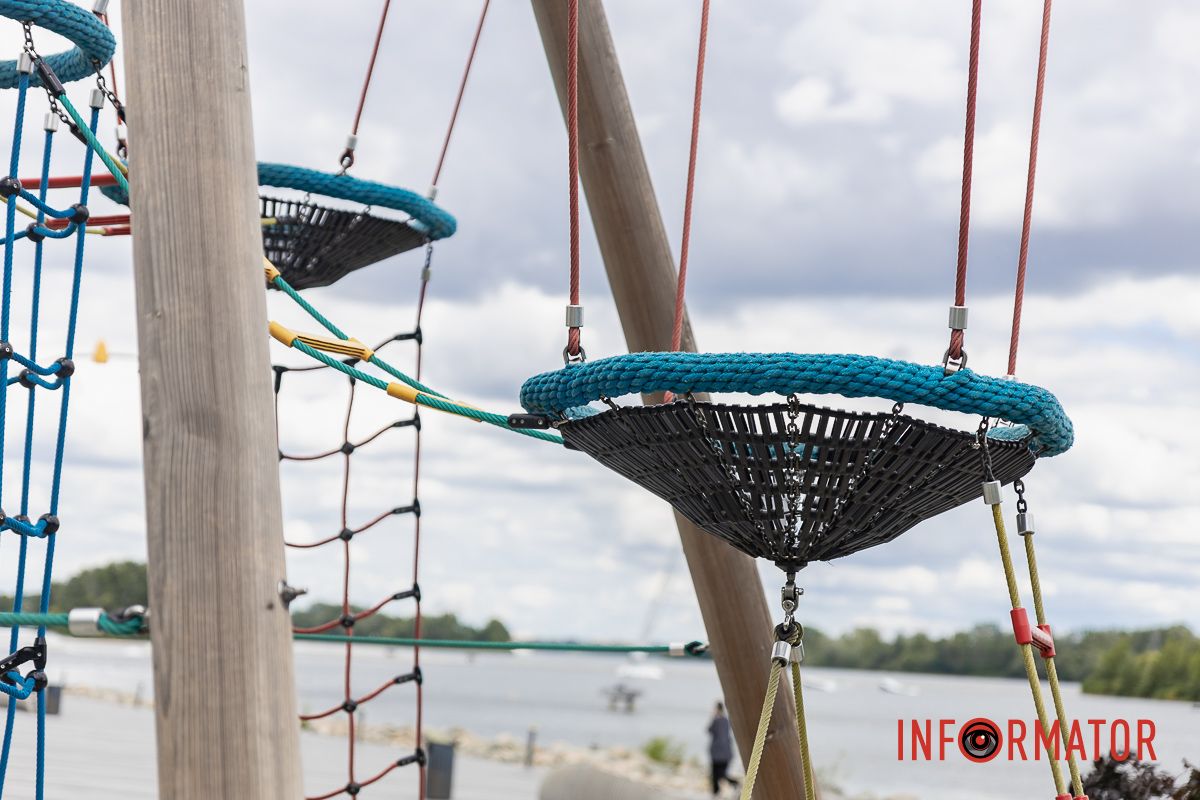 В Днепре в сквере Прибрежный восстановили детскую площадку 3