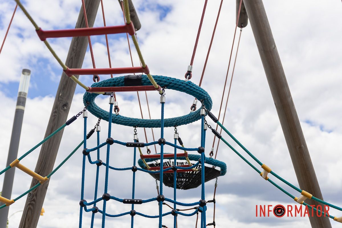 В Днепре в сквере Прибрежный восстановили детскую площадку 7