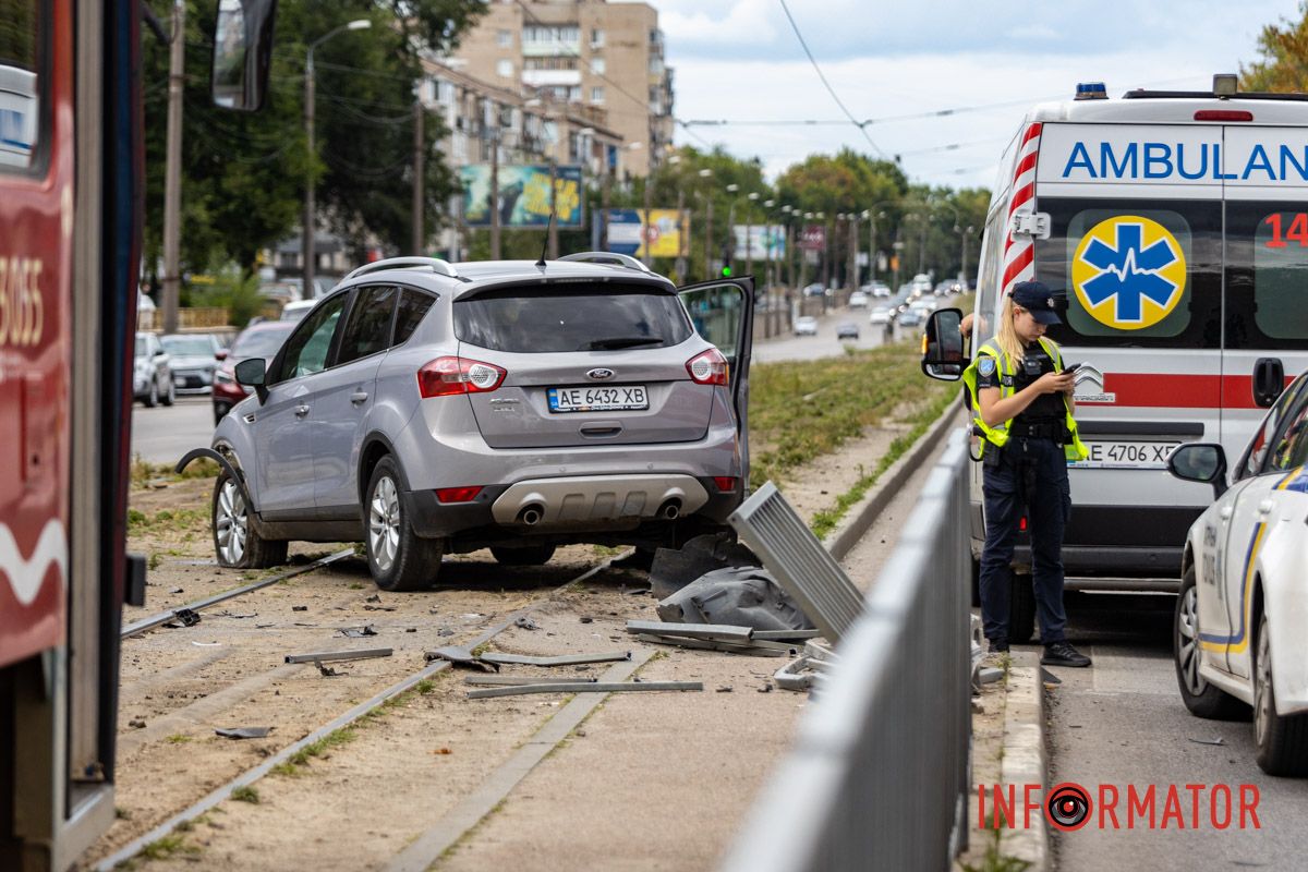 В цей момент дорогу переходила жінка В цей момент дорогу переходила жінка