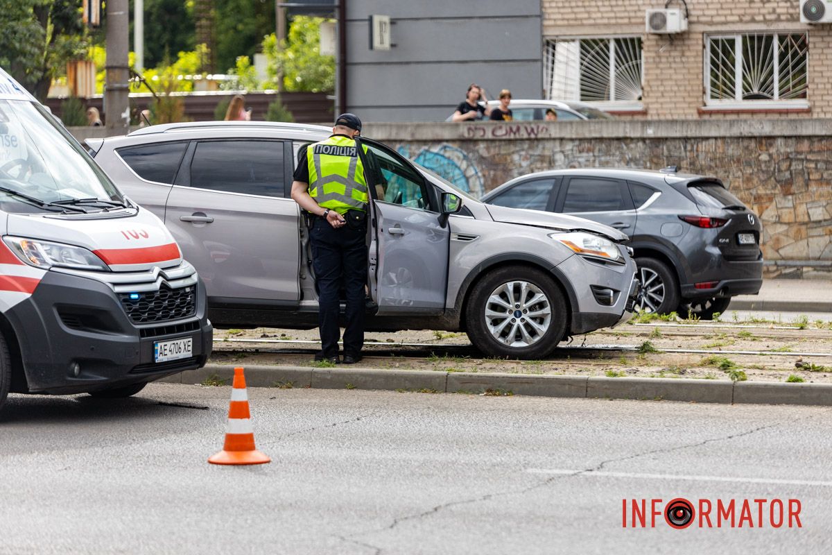 Автівка зачепила її лікоть Автівка зачепила її лікоть