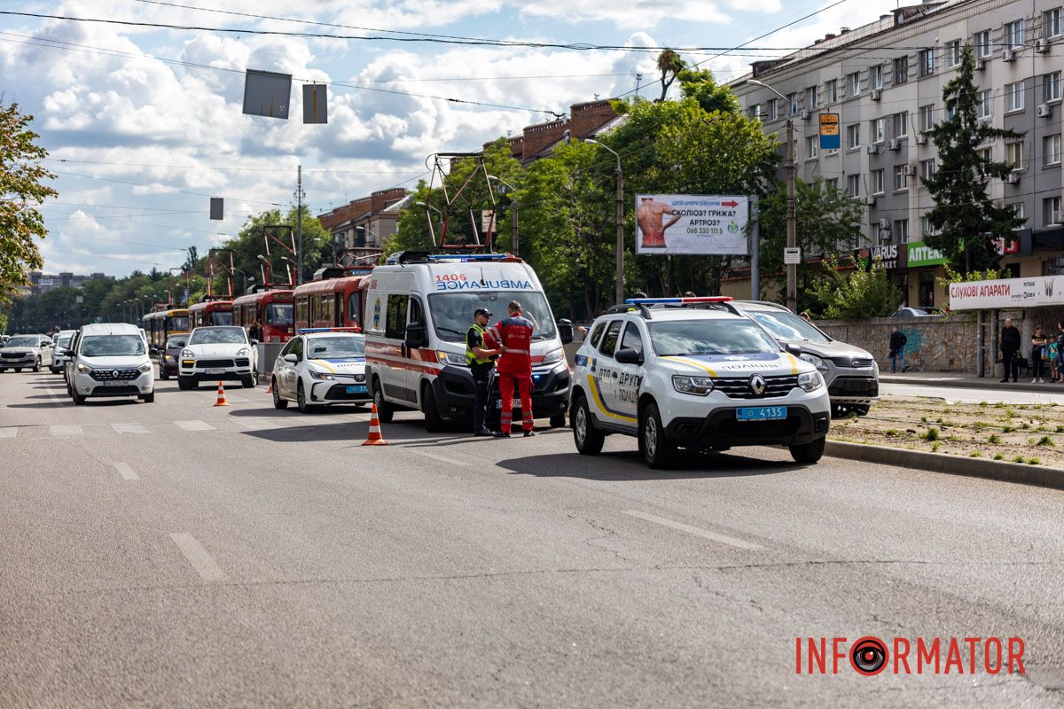 На місці працюють працівники «швидкої» та поліції На місці працюють працівники «швидкої» та поліції