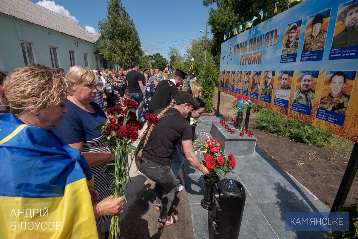У селищі Карнаухівка з’явився пам’ятний знак на честь загиблих Захисників 5
