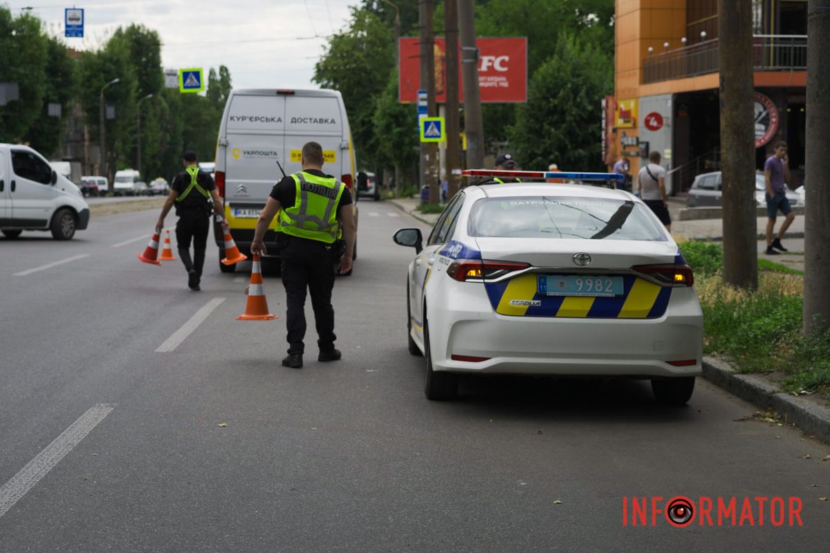 Тут під колеса Citroen "Укрпошти" потрапив чоловік