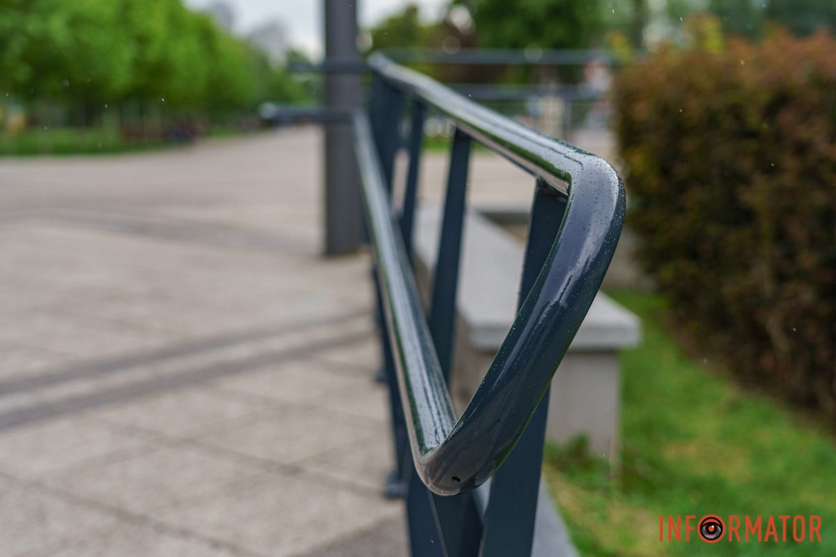 Они находятся между остановками "Спорткомплекс "Восток"" и "улица Космическая"