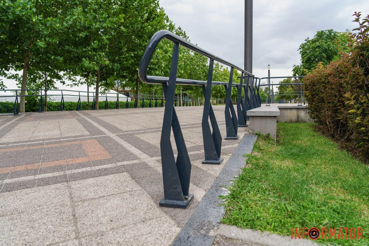 Конструкции сделаны из металла