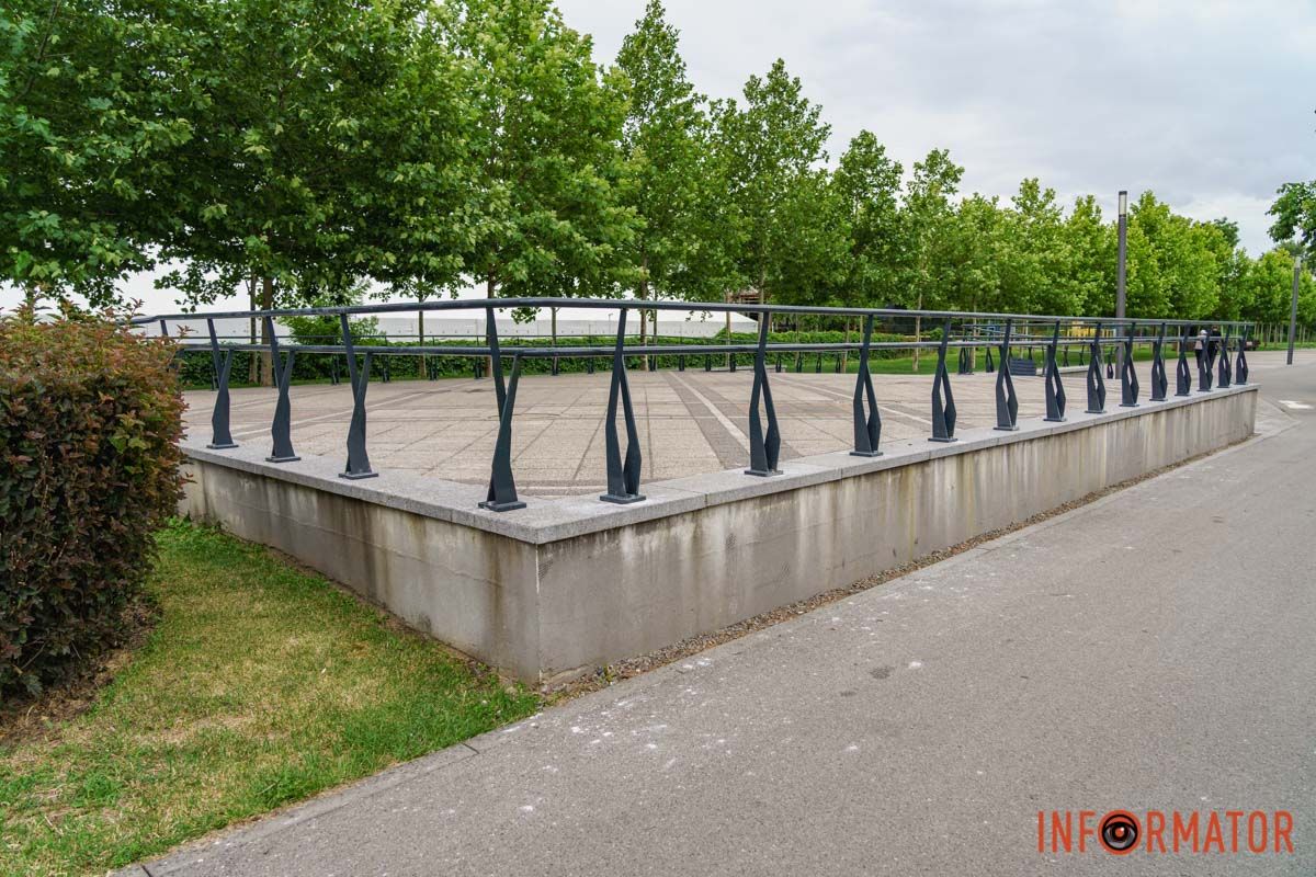 В сети отмечают, что перила поставили, чтобы пешеходы (особенно дети) не выходили на велодорожку и проезжую часть