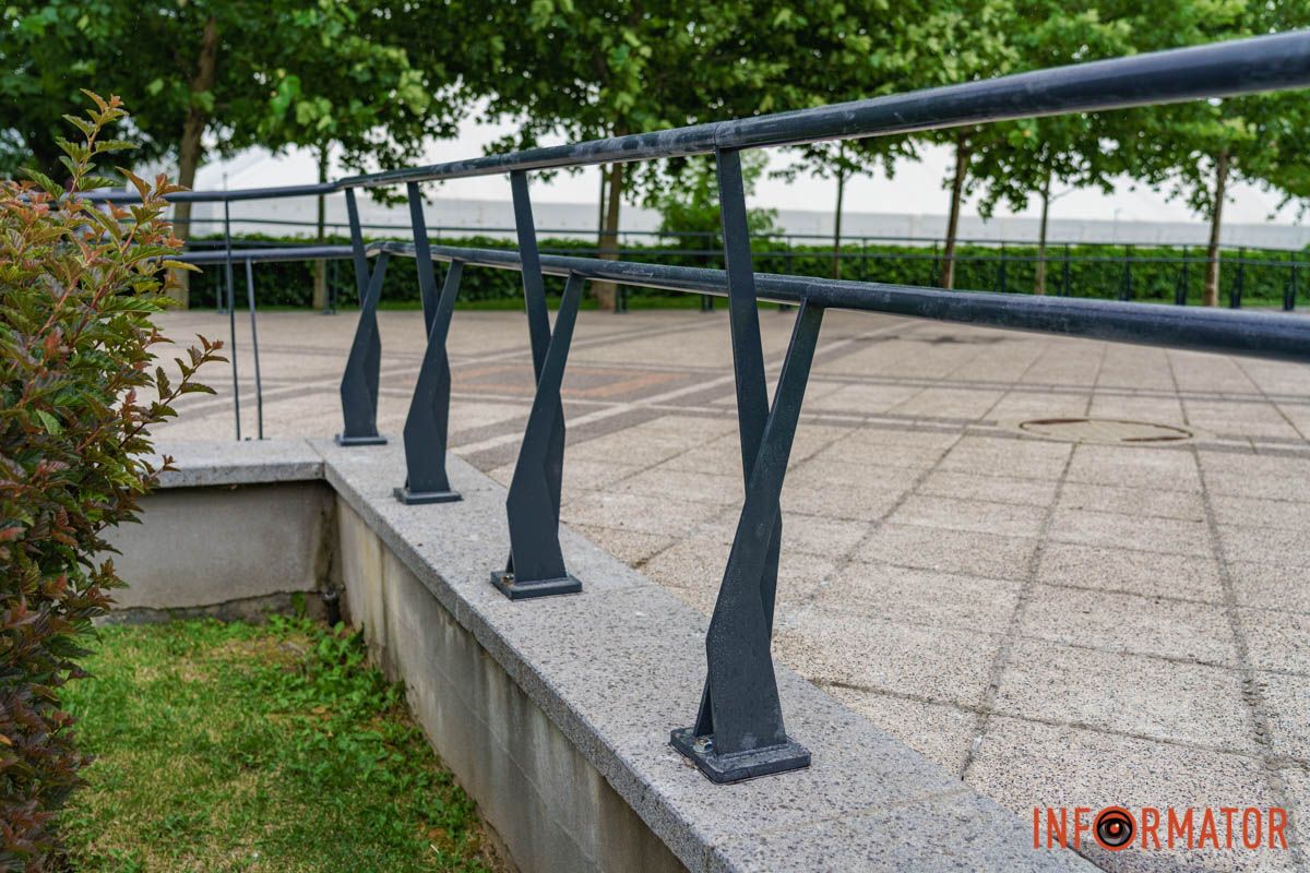 Капли дождя на плитке