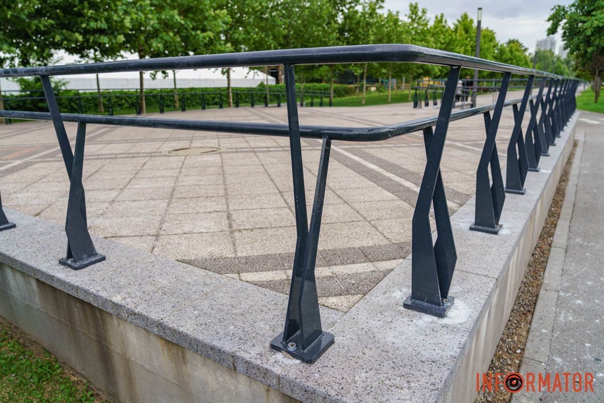 Серые перила