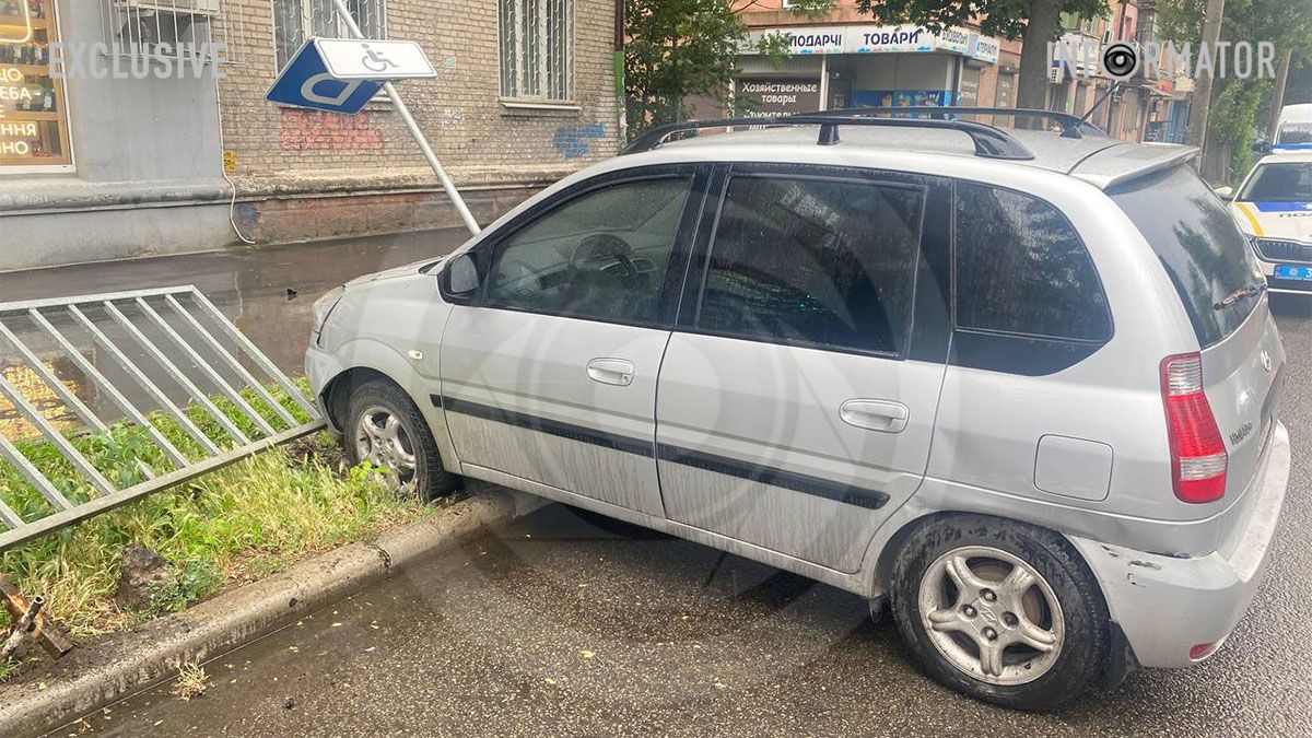 В Днепре на проспекте Богдана Хмельницкого столкнулись три автомобиля: поврежден забор