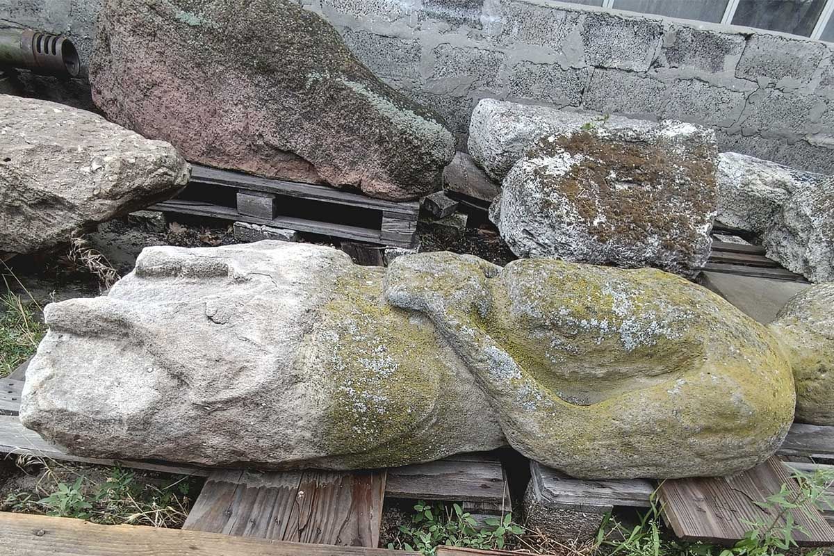 До Дніпра евакуювали три половецькі скульптури 11-13 століття