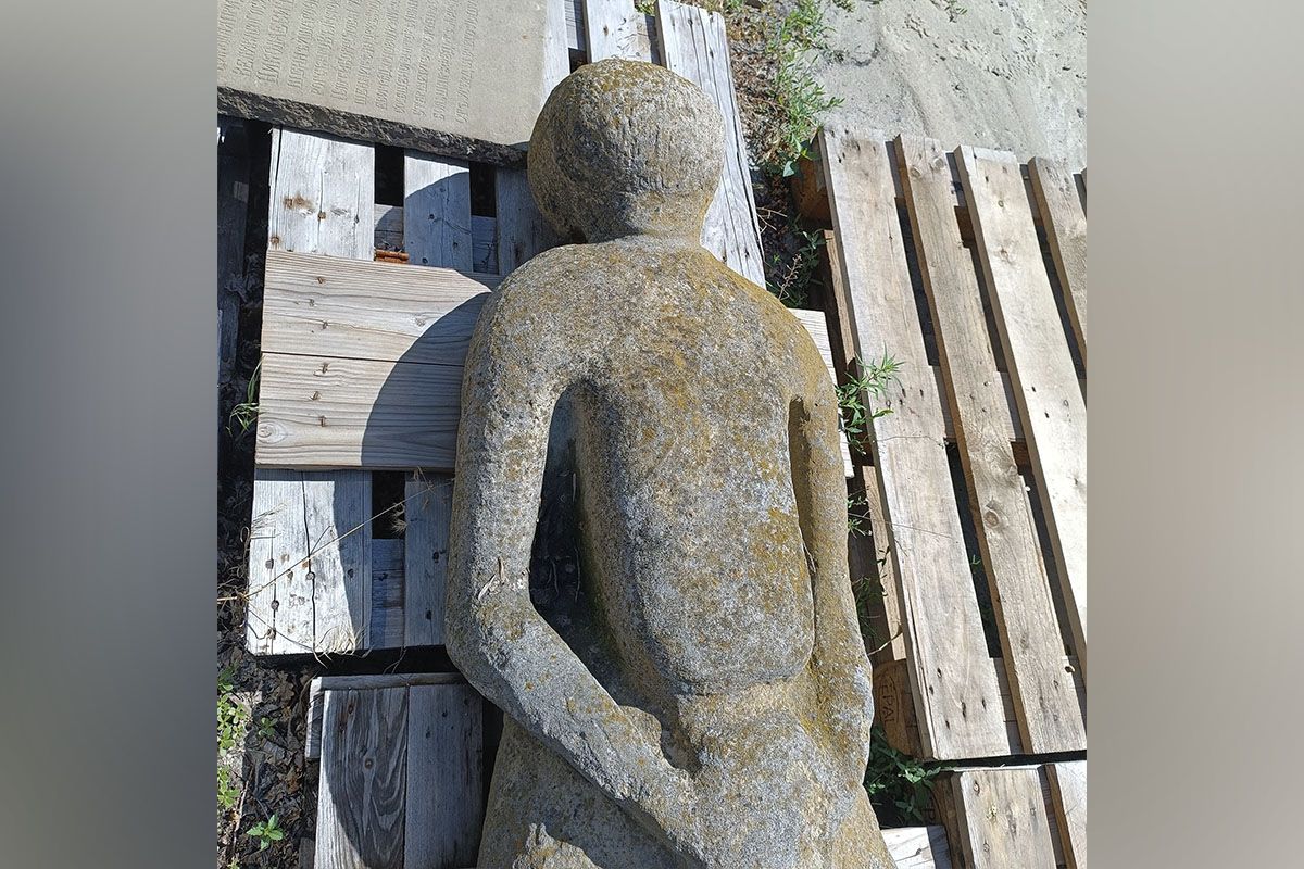 У відділі археології ДНІМ зазначили, що одна зі статуй має дивну форму голови