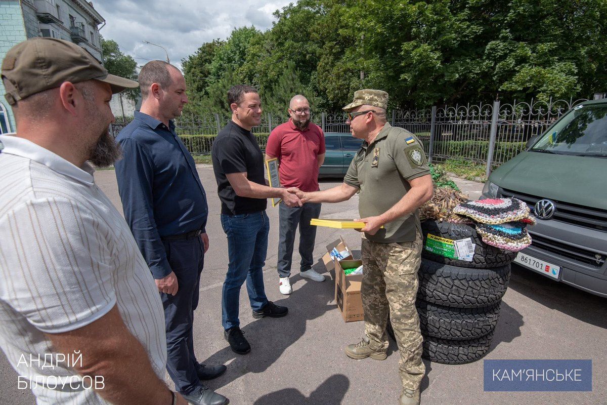 У Кам’янському передали чергову партію допомоги землякам У Кам’янському передали допомогу 6 військовим підрозділам 1