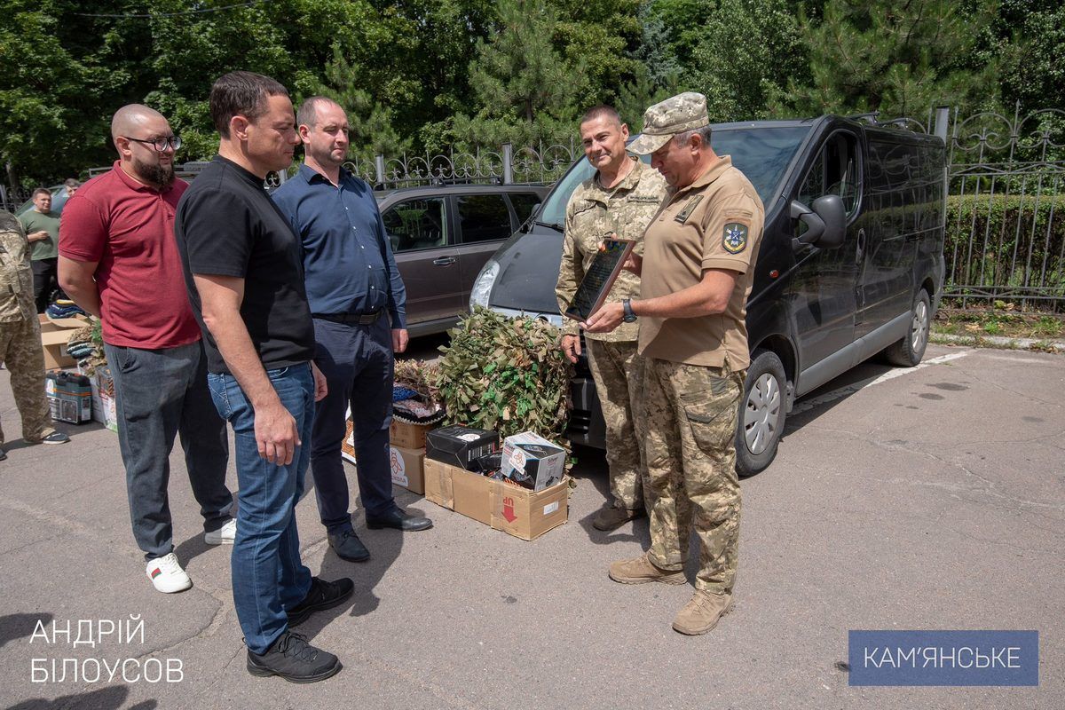 Передали й гуму для автомобілів, військове спорядження та маскувальні сітки У Кам’янському передали допомогу 6 військовим підрозділам 7