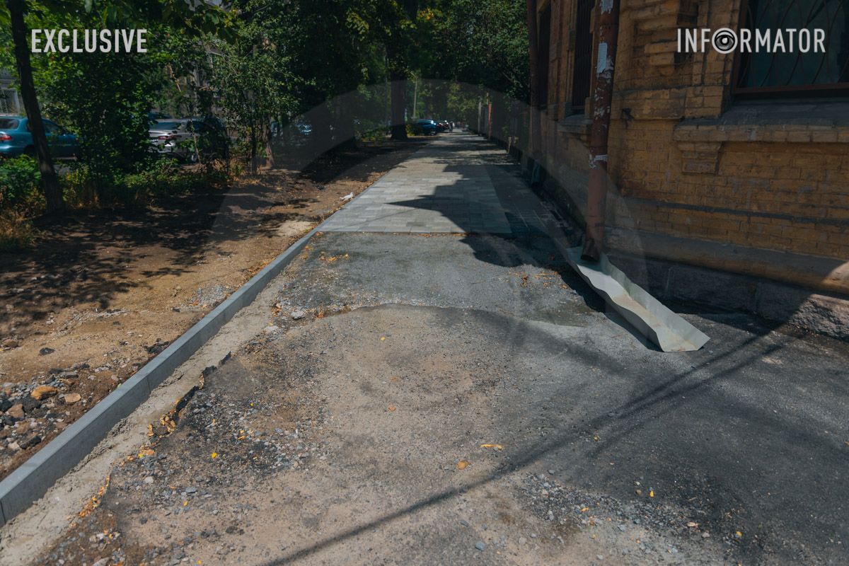 Перекресток с улицей Донцова, на участке с выходом на переход нет плитки