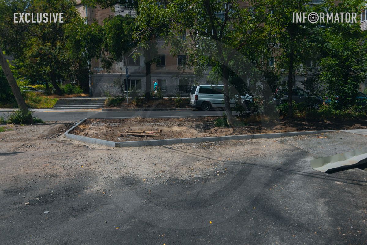 По состоянию на 3 июля основную часть работ здесь уже завершили, ремонтники переместились поближе к парку Шевченко.