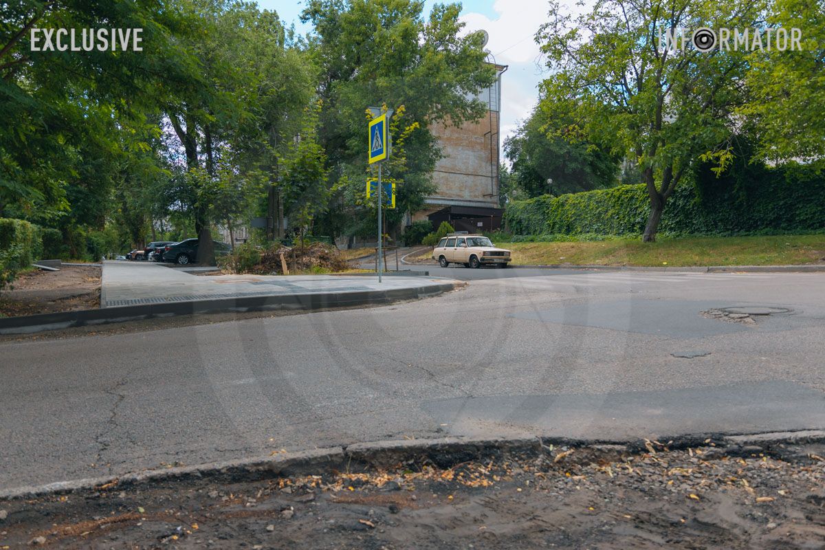 Бордюр на перекрестке из Акинфиева высок