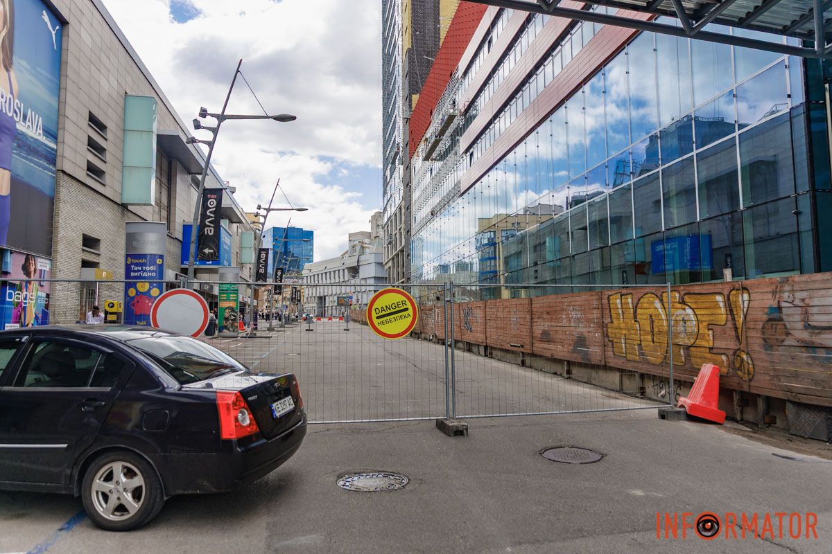 Тротуар не ограждали