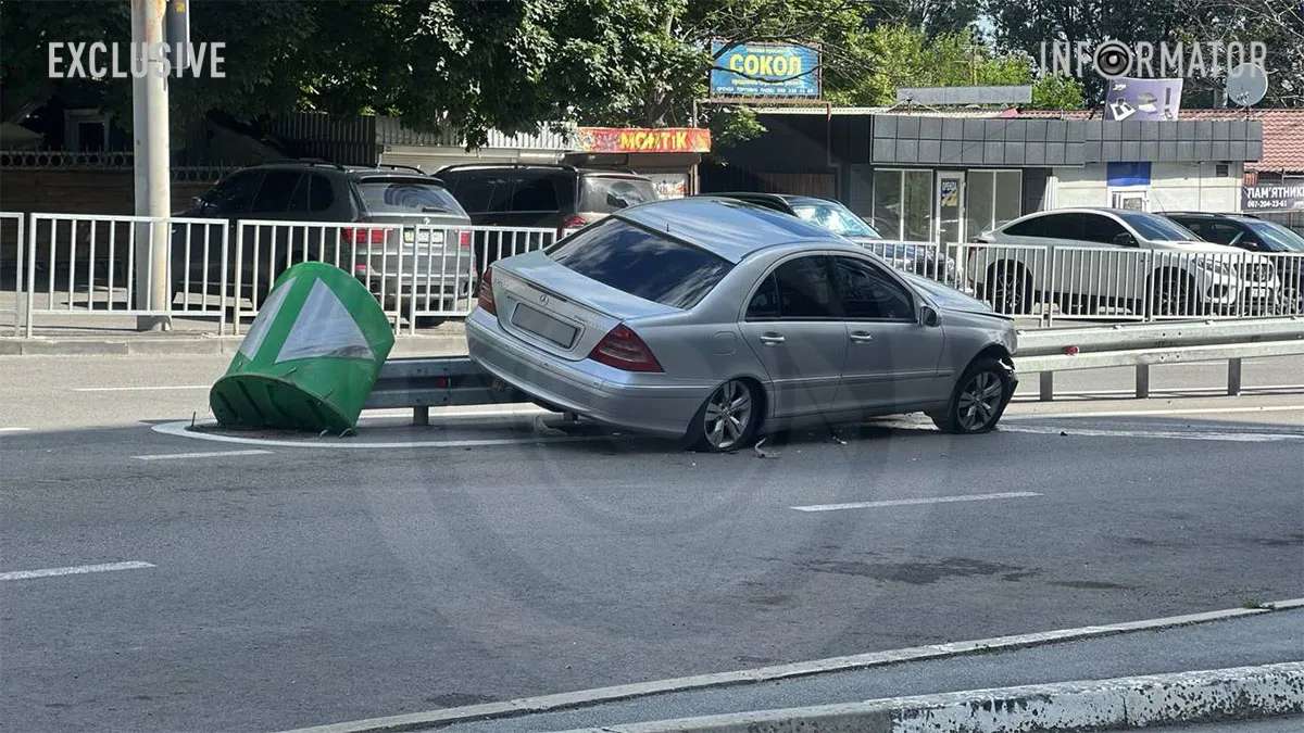 У Дніпрі на бульварі Слави Mercedes після зіткнення з Honda залетів на відбійник: відео моменту ДТП