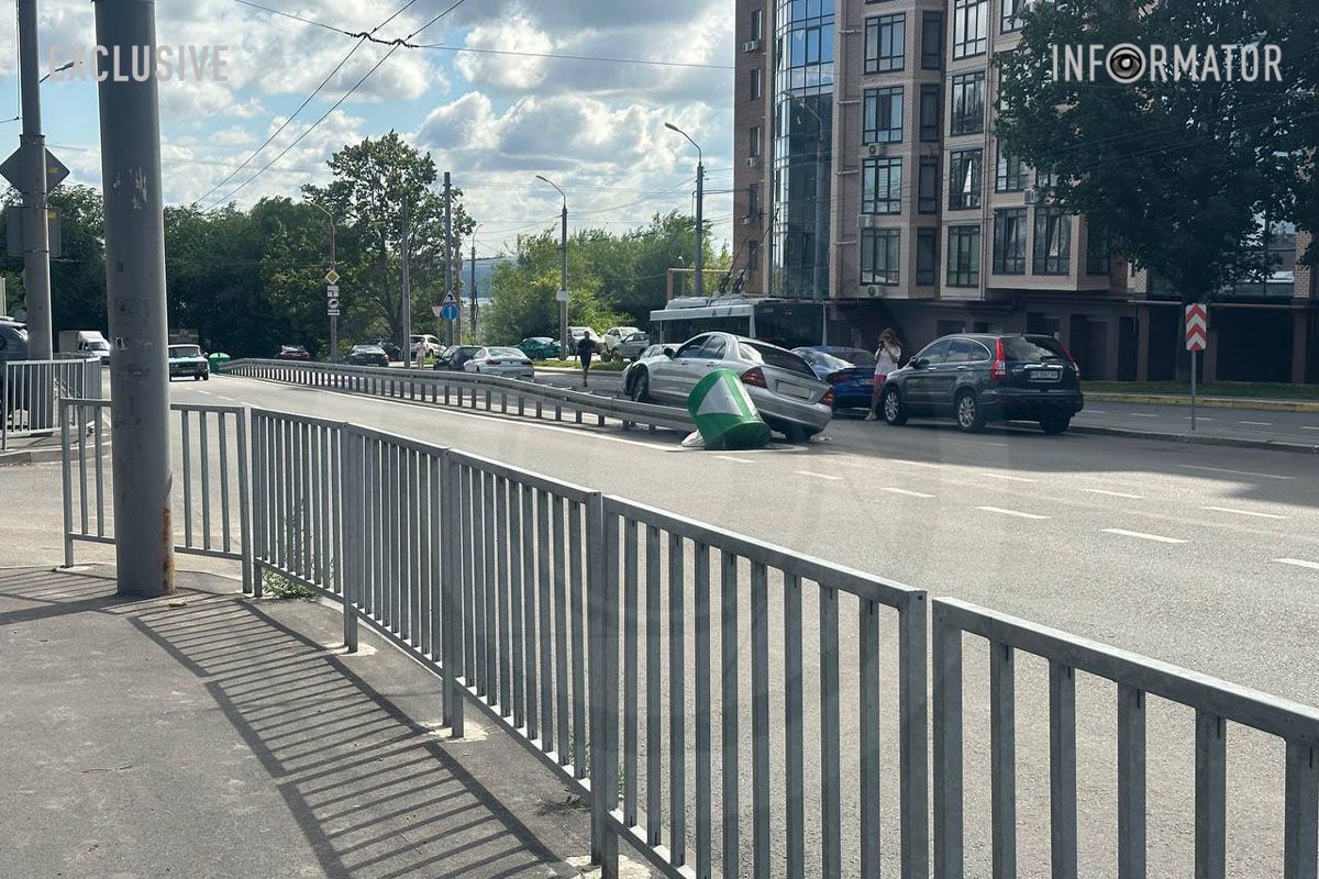 На бульварі Слави Mercedes після зіткнення з Honda залетів на відбійник На бульварі Слави Mercedes після зіткнення з Honda залетів на відбійник