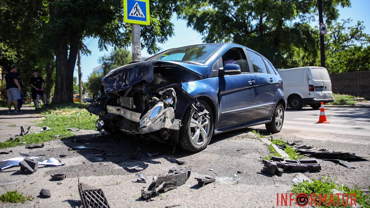 В Днепре на Сечевых Стрельцов дорогу не поделили Mercedes и Chevrolet: есть пострадавший