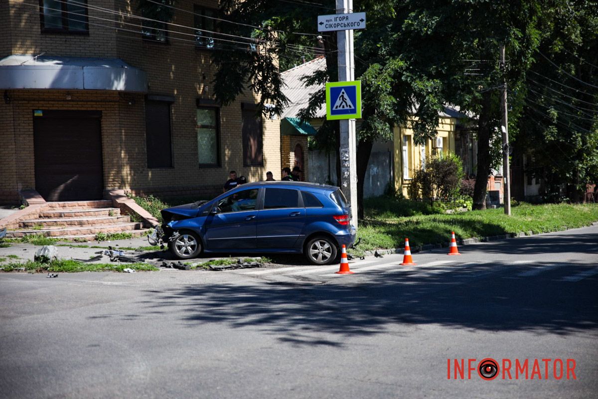 Місце події огородили конусами У Дніпрі на Січових Стрільців дорогу не поділили Mercedes та Chevrolet: є постраждалий 15
