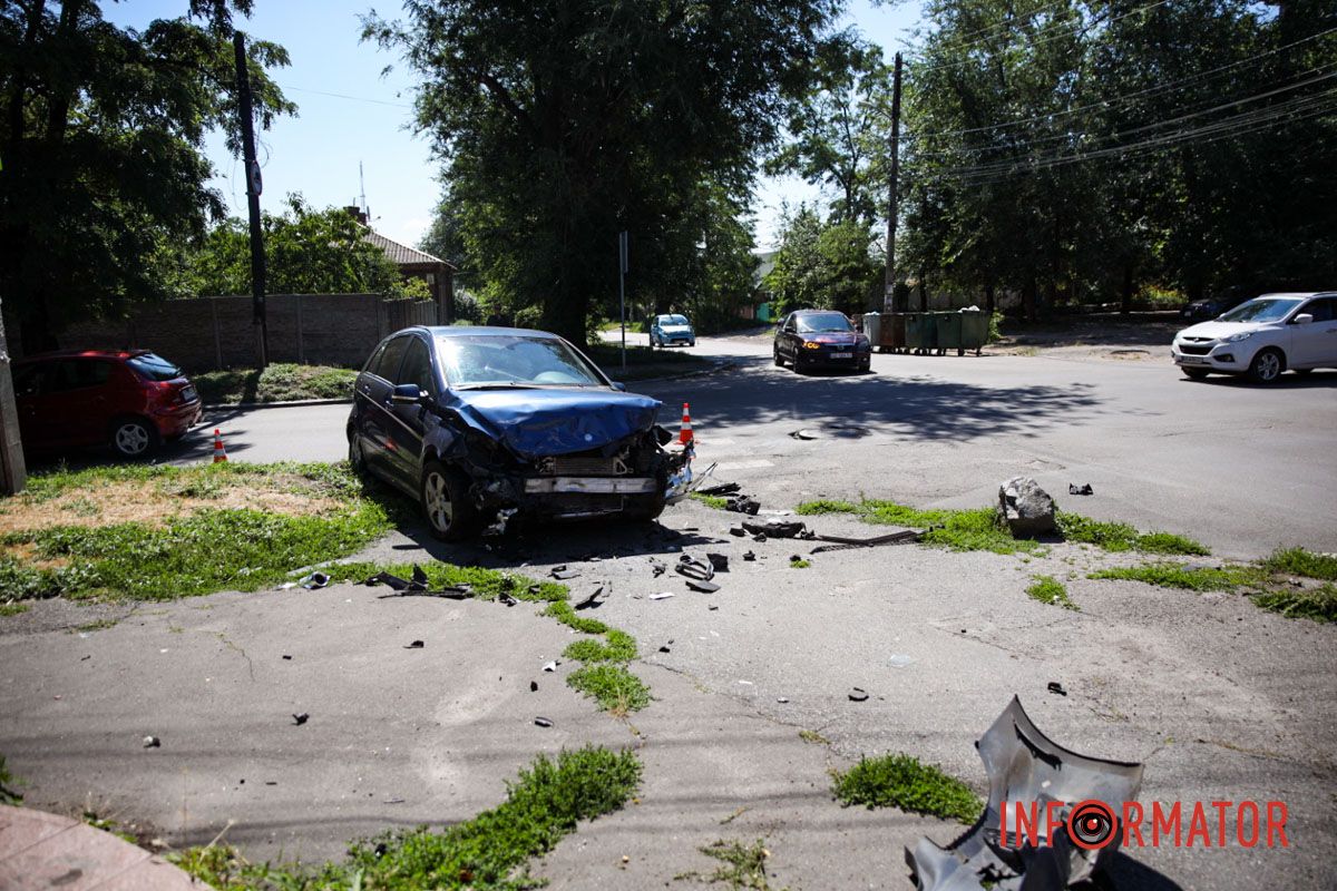 Водій Chevrolet не надав перевагу у русі Mercedes У Дніпрі на Січових Стрільців дорогу не поділили Mercedes та Chevrolet: є постраждалий 10