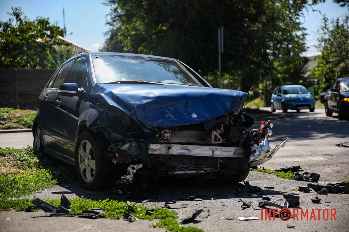 Дорогу не поділили Mercedes та Chevrolet У Дніпрі на Січових Стрільців дорогу не поділили Mercedes та Chevrolet: є постраждалий 3