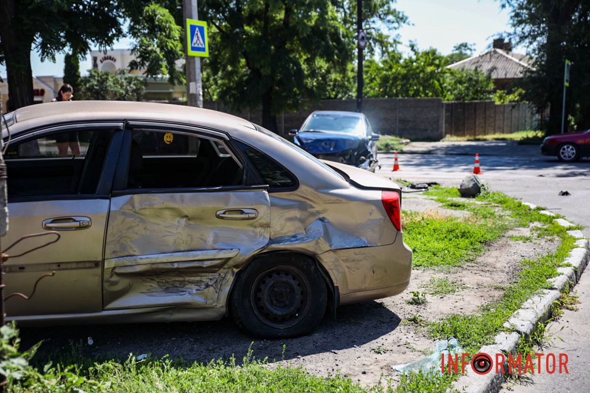 На перетині з вулицею Ігоря Сікорського У Дніпрі на Січових Стрільців дорогу не поділили Mercedes та Chevrolet: є постраждалий 2