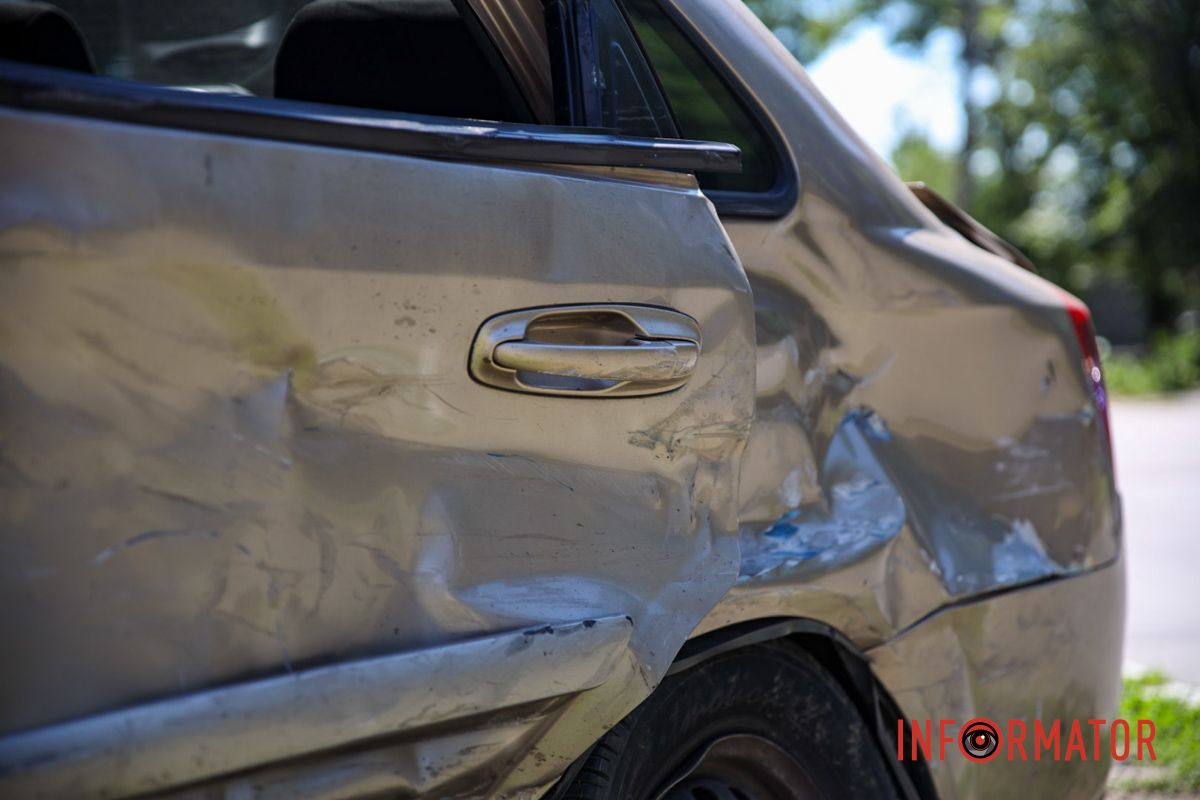 Удар прийшовся на задню ліву частину Chevrolet У Дніпрі на Січових Стрільців дорогу не поділили Mercedes та Chevrolet: є постраждалий 13