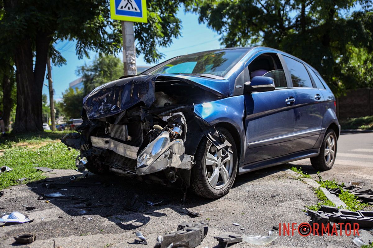 По Січових Стрільців їхав Mercedes У Дніпрі на Січових Стрільців дорогу не поділили Mercedes та Chevrolet: є постраждалий 9