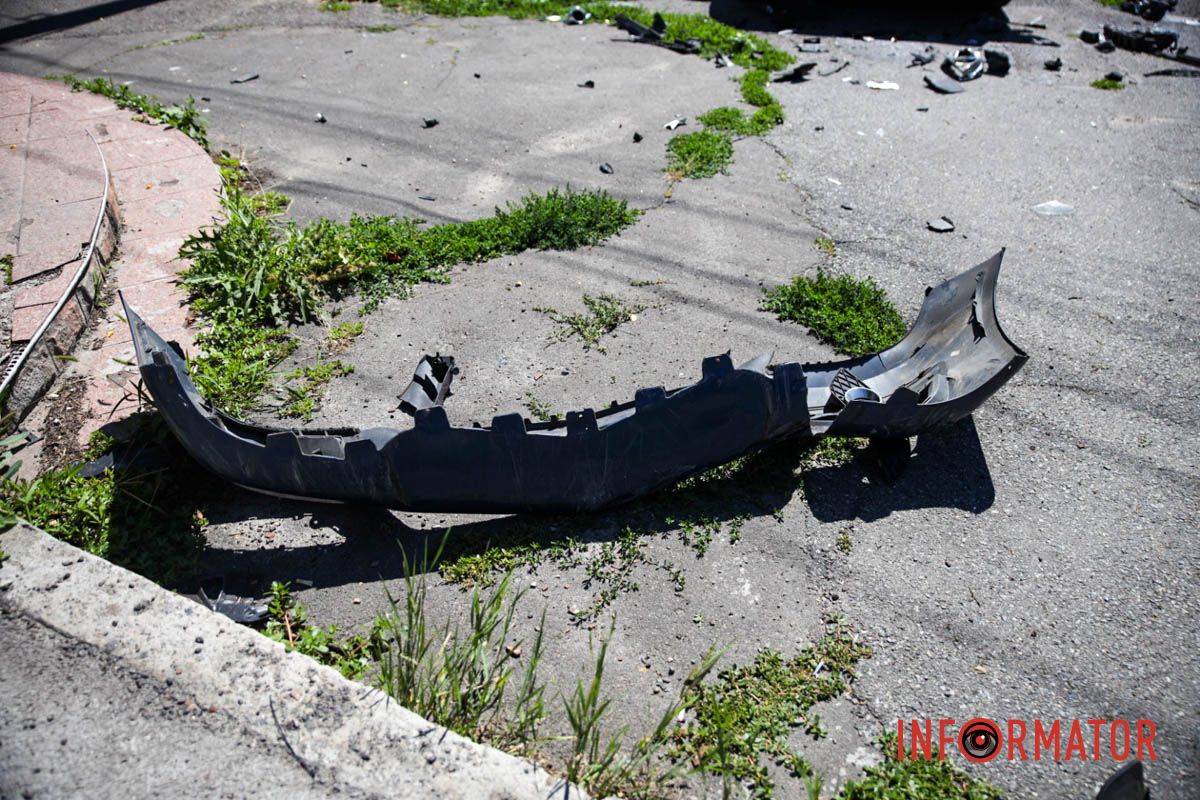 Уламки на дорозі та тротуарі У Дніпрі на Січових Стрільців дорогу не поділили Mercedes та Chevrolet: є постраждалий 8