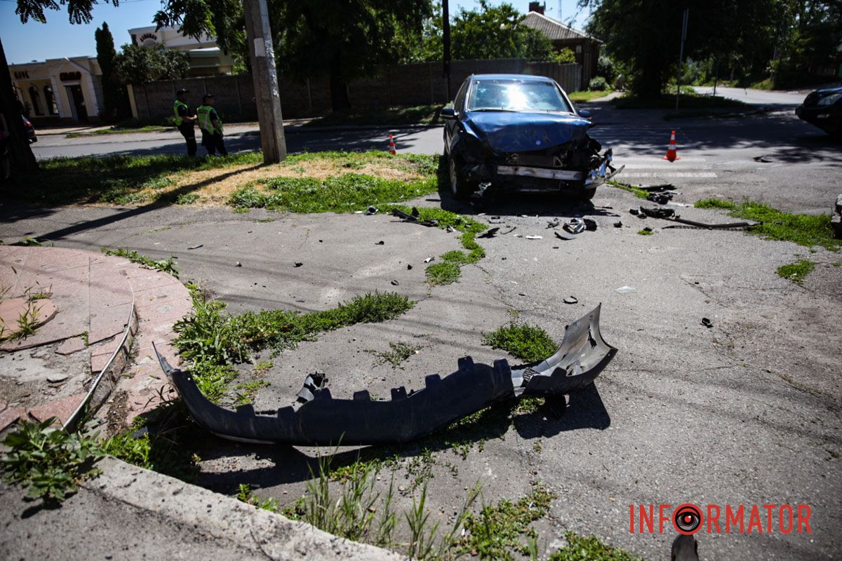 Постраждав син водія Chevrolet, його забрала «швидка» У Дніпрі на Січових Стрільців дорогу не поділили Mercedes та Chevrolet: є постраждалий 11