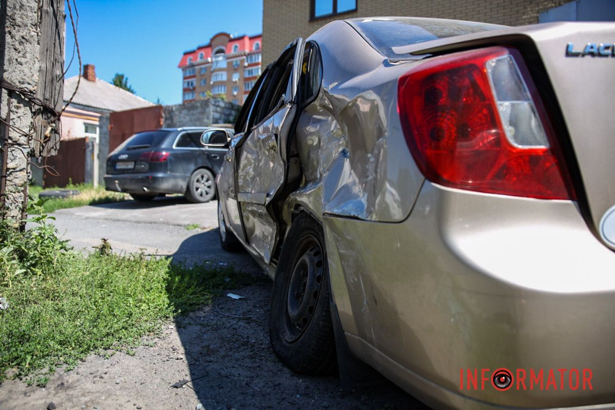 Від удару обидві автівки вилетіли на тротуар У Дніпрі на Січових Стрільців дорогу не поділили Mercedes та Chevrolet: є постраждалий 7