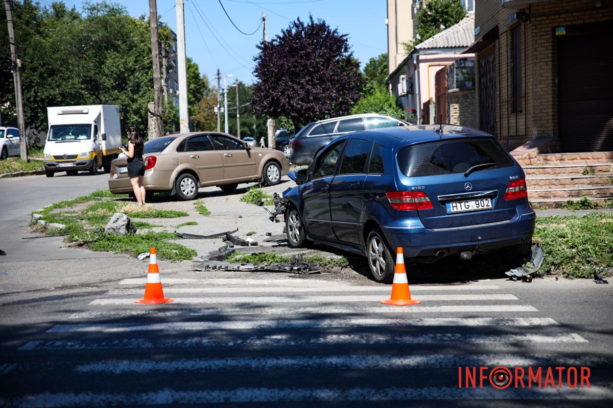 На місці працюють поліцейські У Дніпрі на Січових Стрільців дорогу не поділили Mercedes та Chevrolet: є постраждалий 5