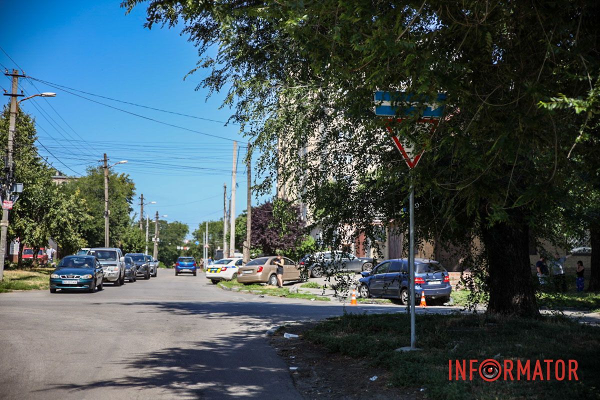 За словами водія Chevrolet, він не помітив знак та думав, що рухається головною вулицею У Дніпрі на Січових Стрільців дорогу не поділили Mercedes та Chevrolet: є постраждалий 6