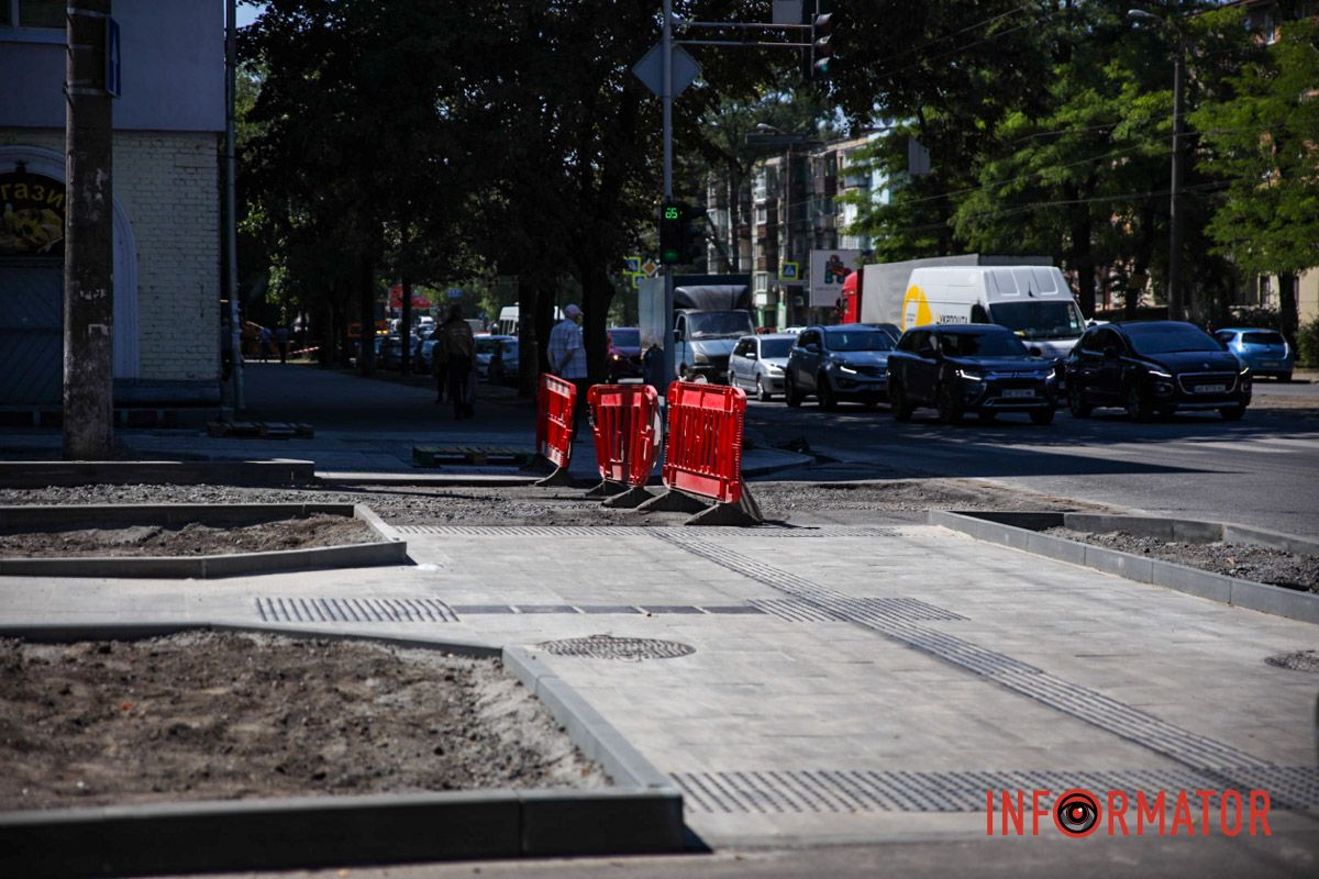 Здесь демонтировали старое покрытие на пешеходной и проезжей части