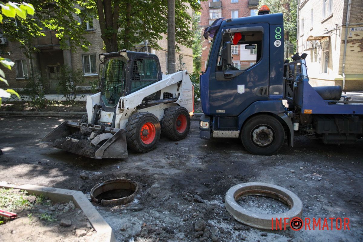 Поскольку продолжаются работы по замене асфальтового покрытия на проезжей части