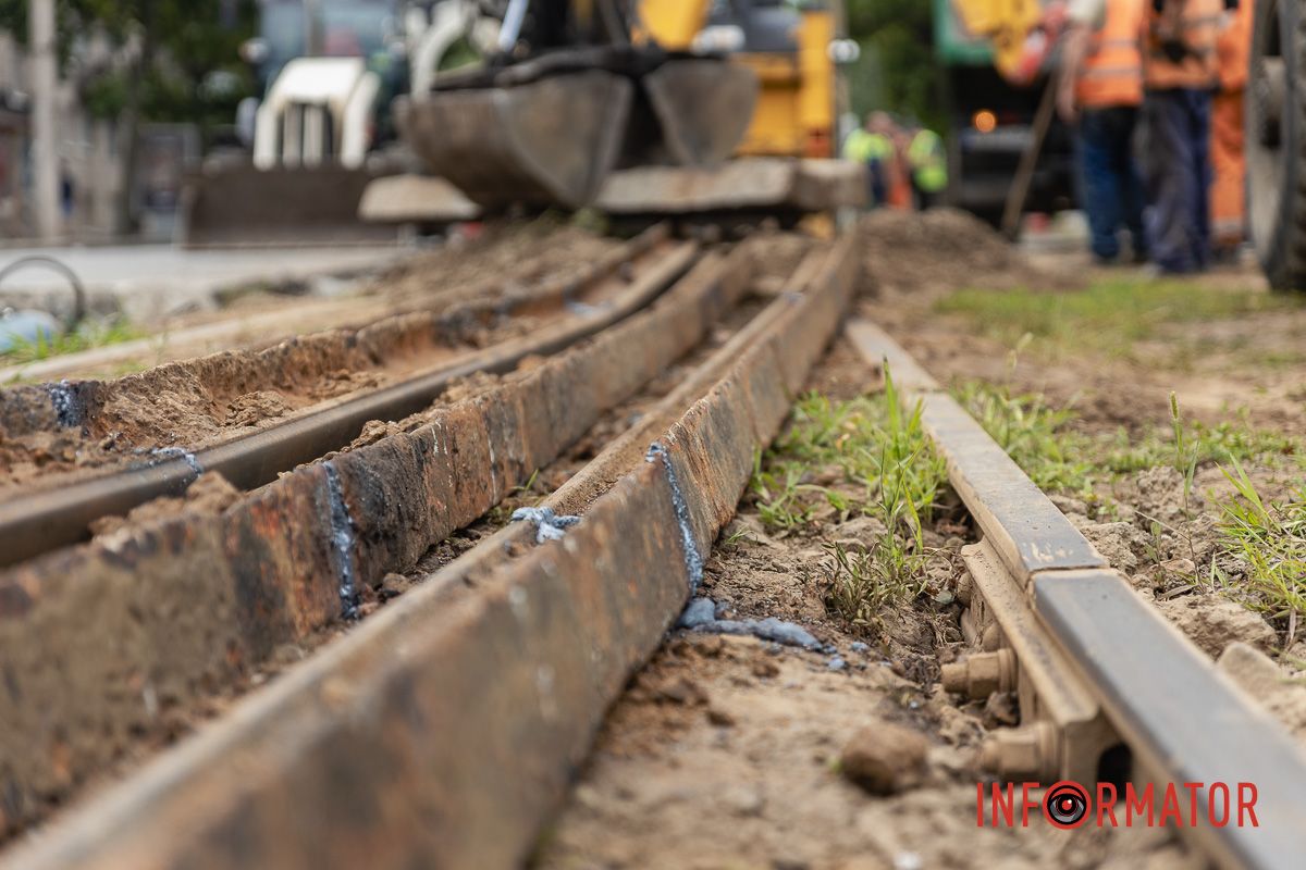 Ремонтируют трамвайные рельсы