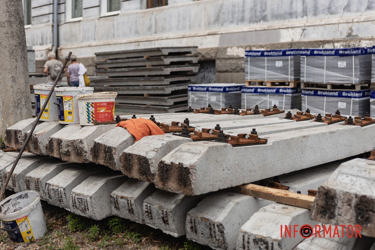 Лежат строительные материалы