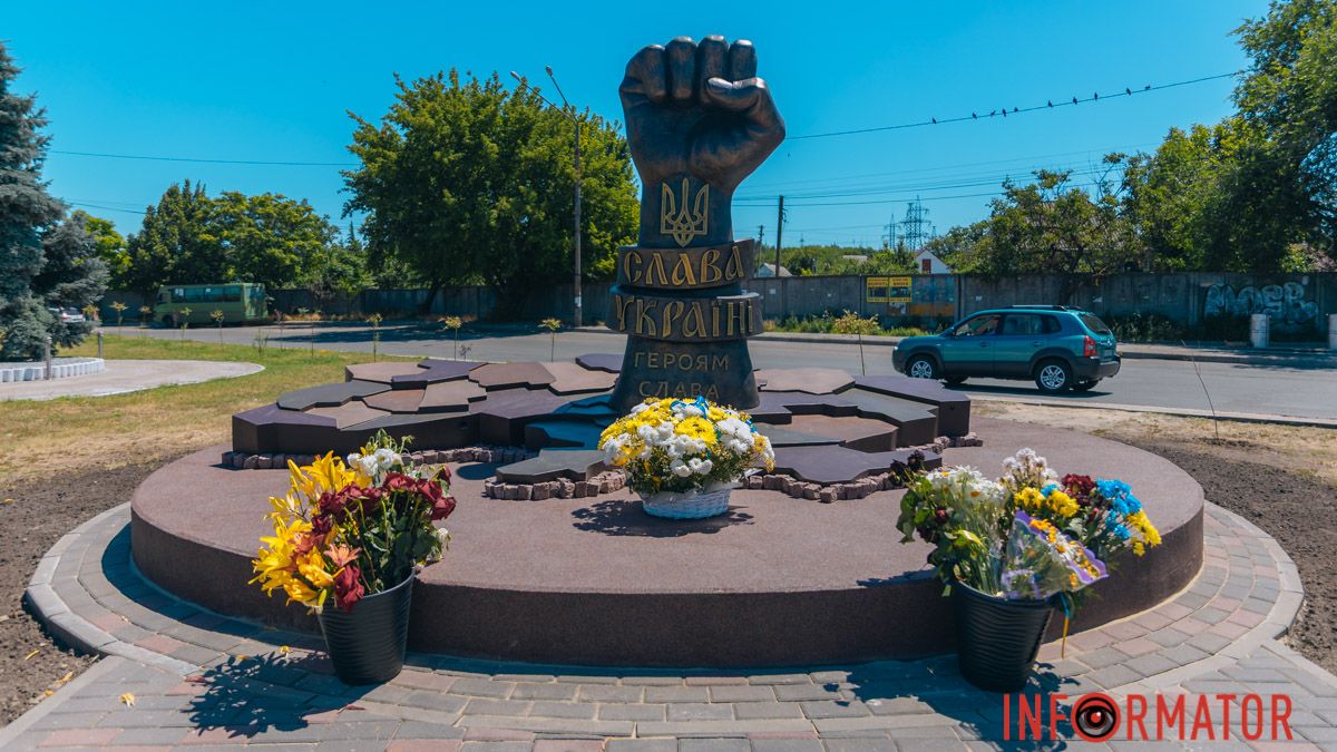 Как выглядит мемориал павшим Защитникам, который установили на площади Единства в Днепре