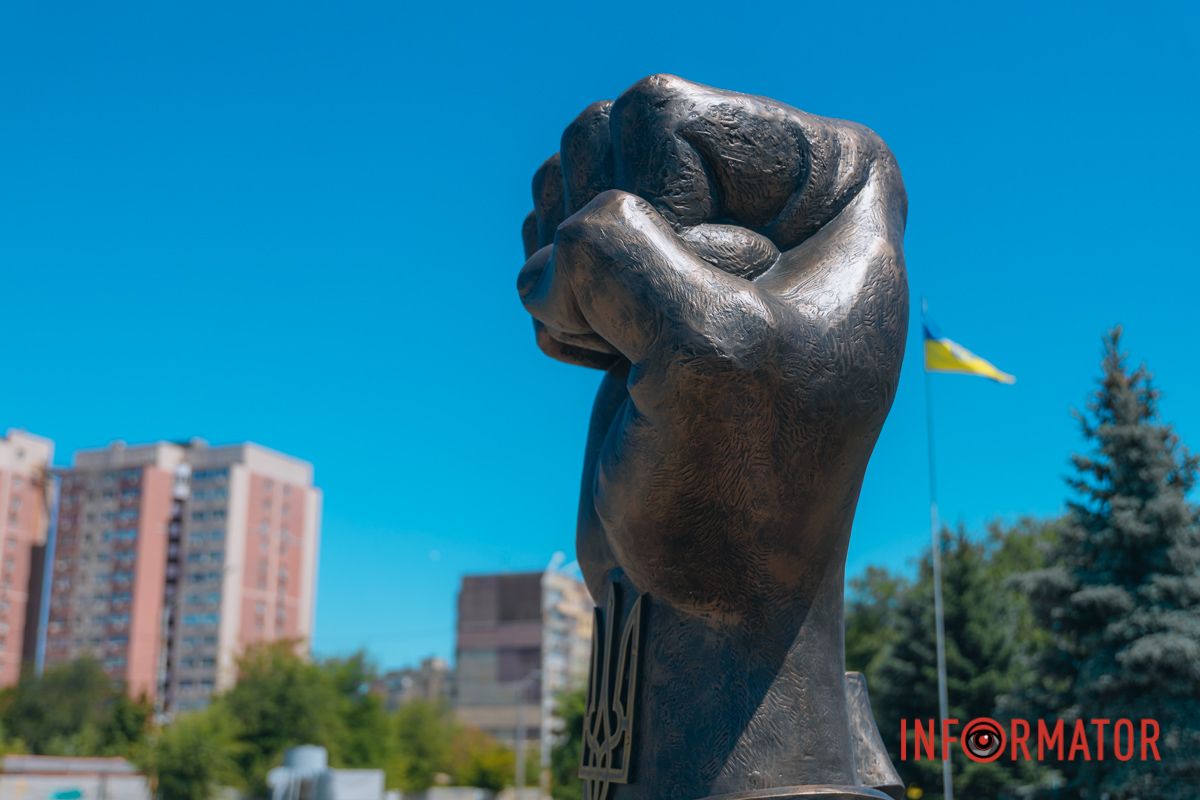 Пам'ятний знак у вигляді затиснутого кулака